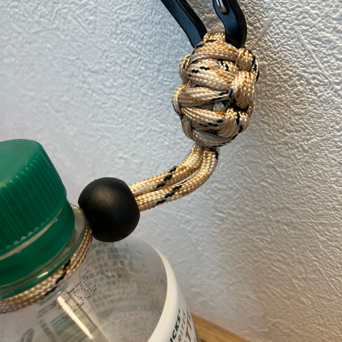 はーちゃん様　ペットボトルホルダー 514・ベルトに通して携帯用ペットボトルホルダーミニ，パラコードで