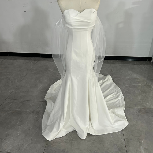 ウェディングドレス ベアトップ ふわふわ袖 スレンダーライン 結婚式  