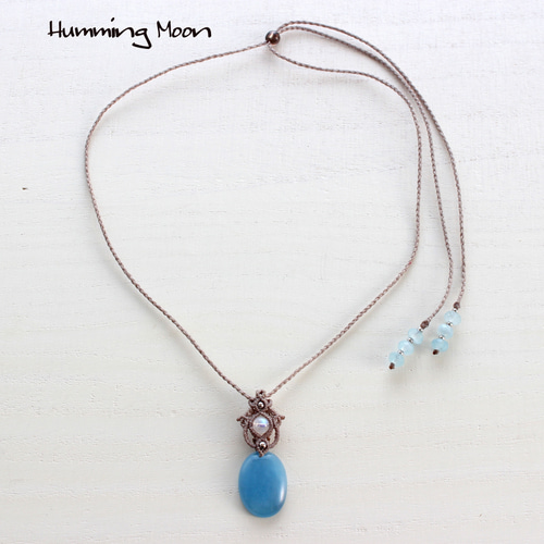 ディープアクアマリン×レインボームーンストーンのマクラメペンダント