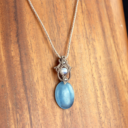 ディープアクアマリン×レインボームーンストーンのマクラメペンダント