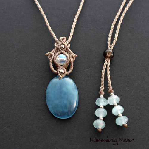 ディープアクアマリン×レインボームーンストーンのマクラメペンダント