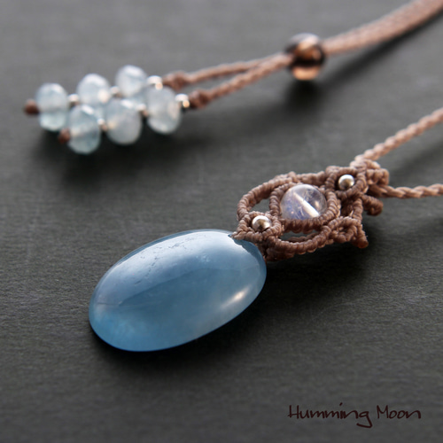 ディープアクアマリン×レインボームーンストーンのマクラメペンダント