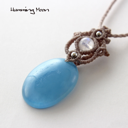 ディープアクアマリン×レインボームーンストーンのマクラメペンダント