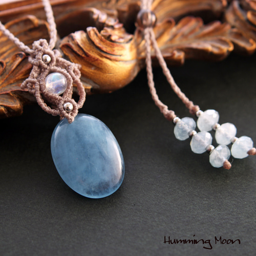 ディープアクアマリン×レインボームーンストーンのマクラメペンダント