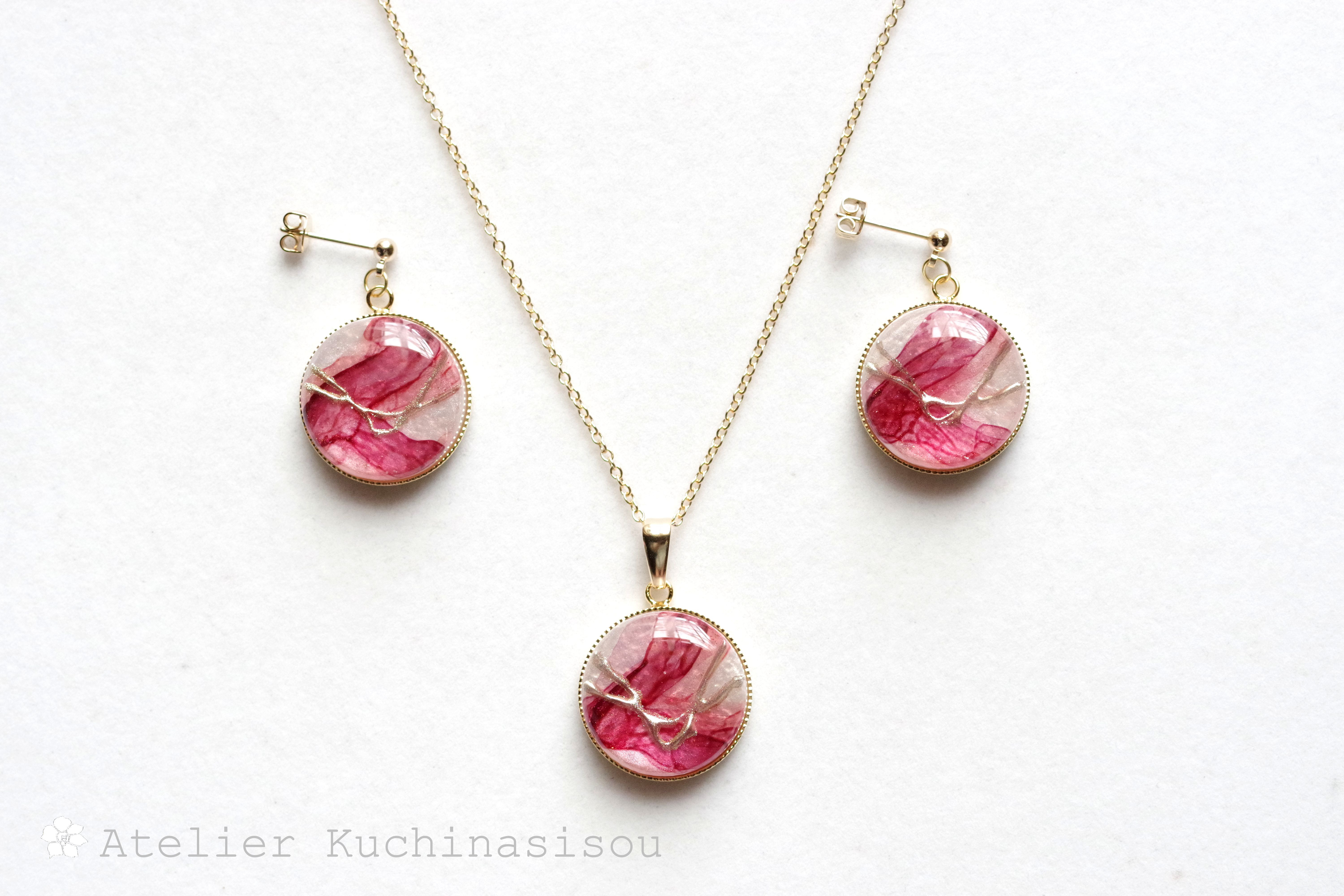 【Creema限定】レジンアート　ラウンドピアス/イヤリングとペンダント〈彼岸花の憂い〉