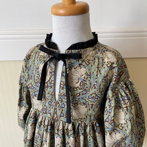 受注生産(ウィリアムモリス使用)肩フリルエプロンワンース(ピンパーネル) 受注生産(ウィリアムモリス使用)肩フリルエプロンワンース