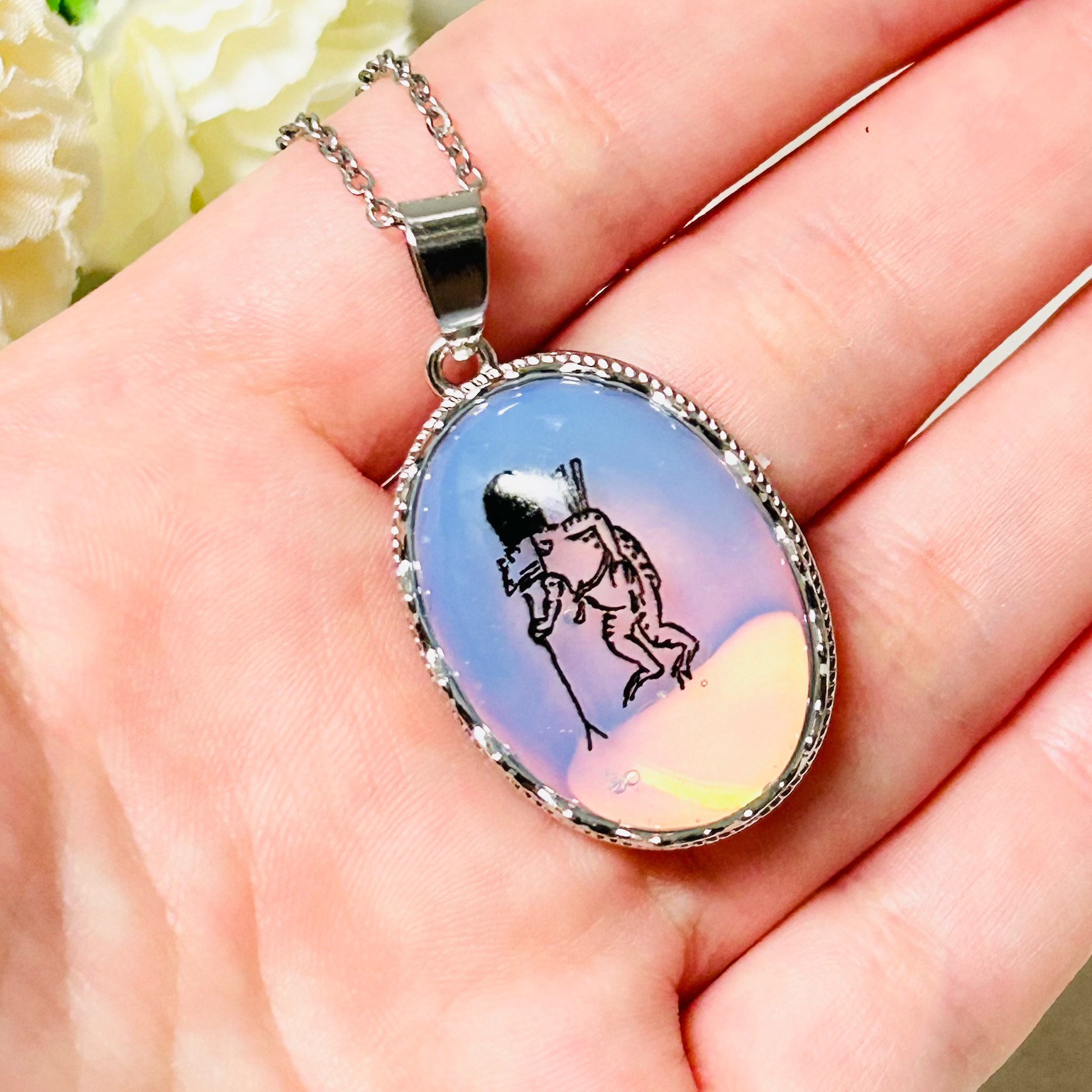 天然石オパールと鳥獣戯画のペンダント 24k ネックレス  秋の誕生石2024