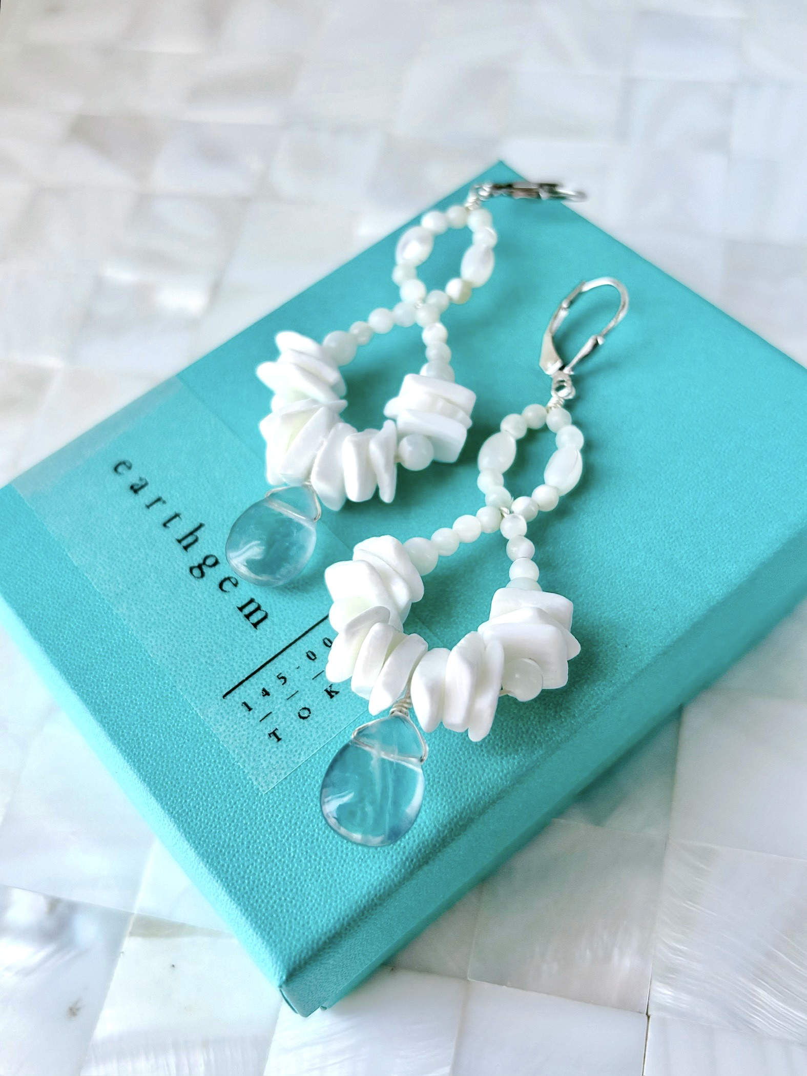 【925sv】海色のフローライト×ホワイトシェル×マザーオブパールの大ぶりシルバーフックピアス❇︎ユニークな個性派耳飾り