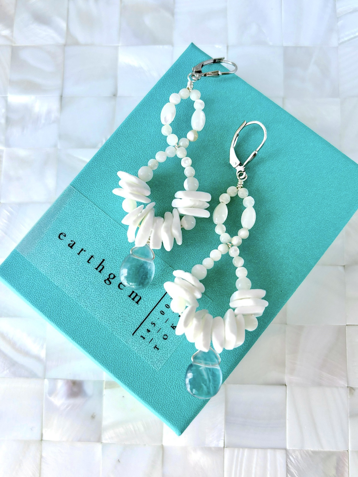 【925sv】海色のフローライト×ホワイトシェル×マザーオブパールの大ぶりシルバーフックピアス❇︎ユニークな個性派耳飾り