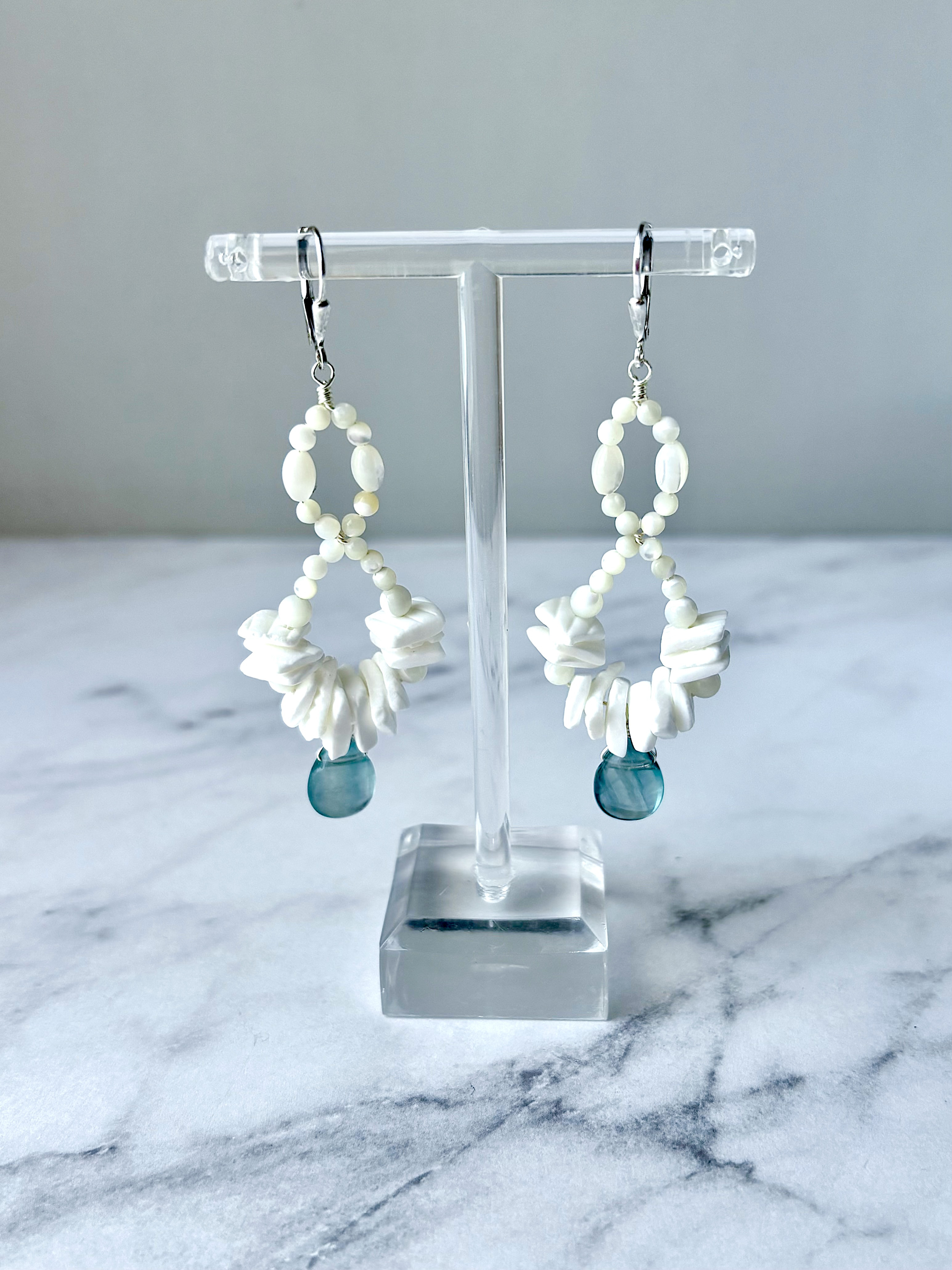 【925sv】海色のフローライト×ホワイトシェル×マザーオブパールの大ぶりシルバーフックピアス❇︎ユニークな個性派耳飾り