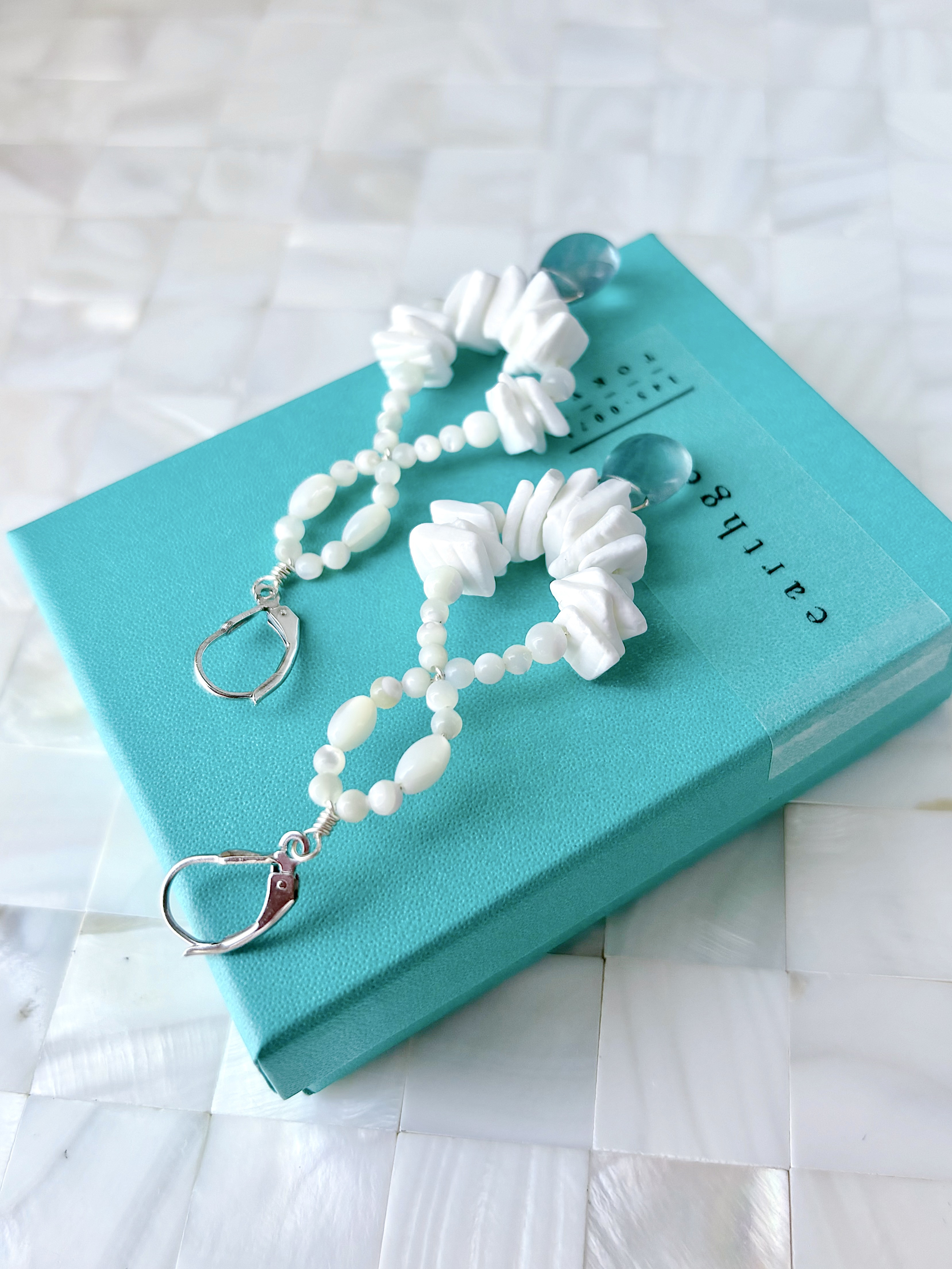 【925sv】海色のフローライト×ホワイトシェル×マザーオブパールの大ぶりシルバーフックピアス❇︎ユニークな個性派耳飾り