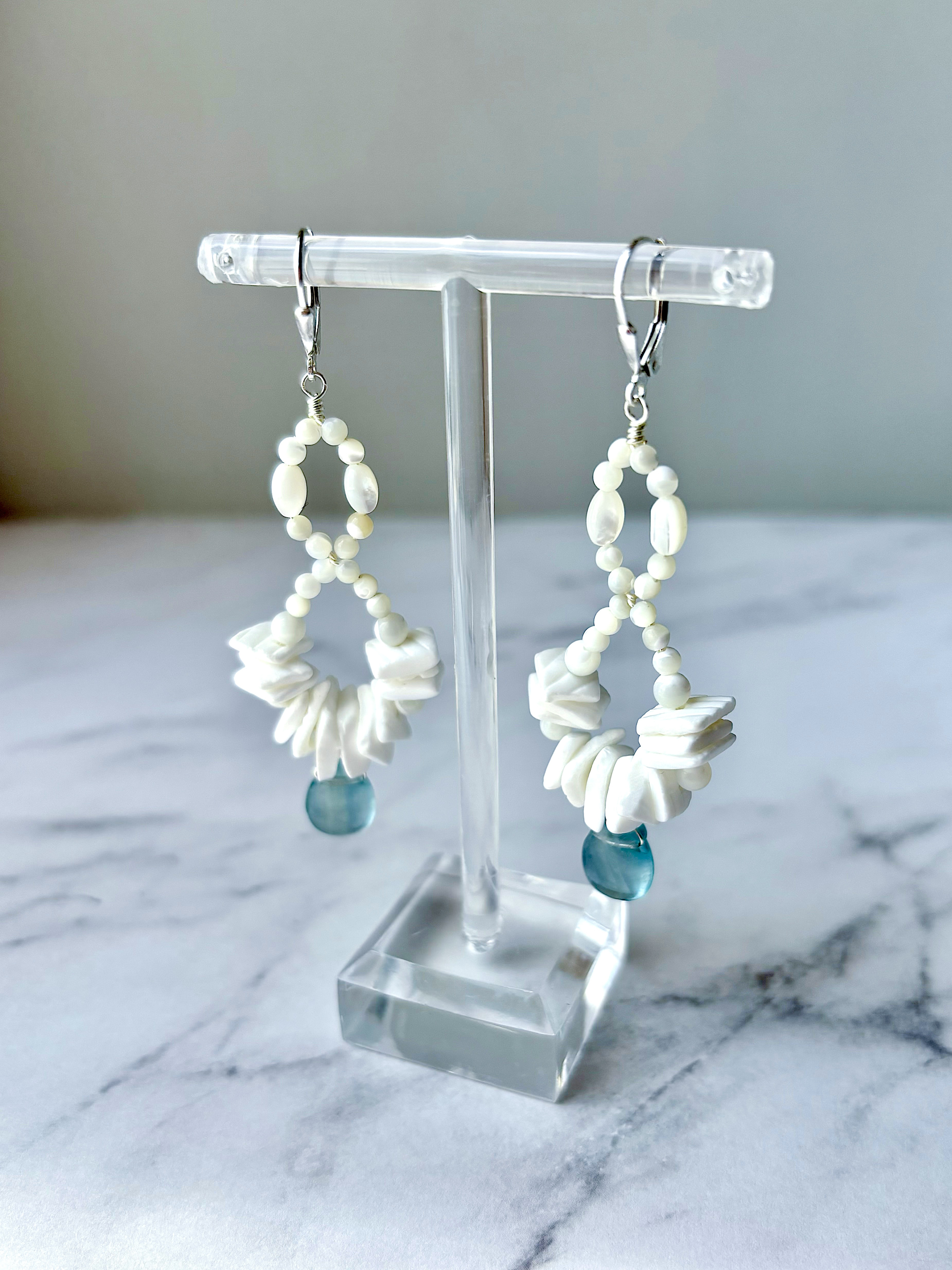 【925sv】海色のフローライト×ホワイトシェル×マザーオブパールの大ぶりシルバーフックピアス❇︎ユニークな個性派耳飾り