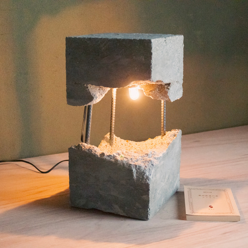 駅ビル」コンクリートの冷たさを夏の午後に、あたたかな光を夏の夜に