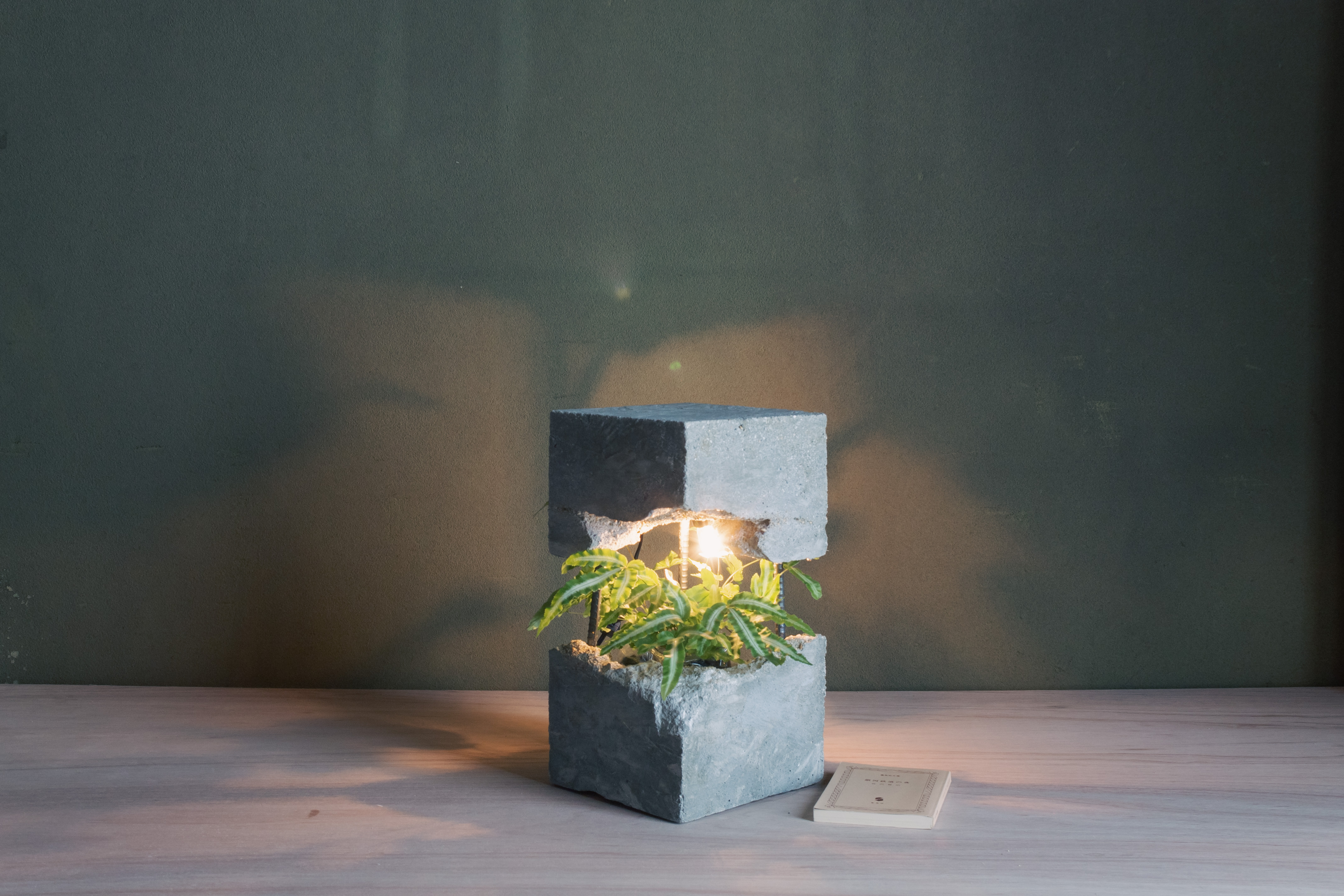 「駅ビル」コンクリートの冷たさを夏の午後に、あたたかな光を夏の夜に