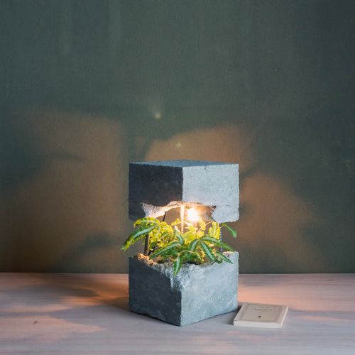 駅ビル」コンクリートの冷たさを夏の午後に、あたたかな光を夏の夜に