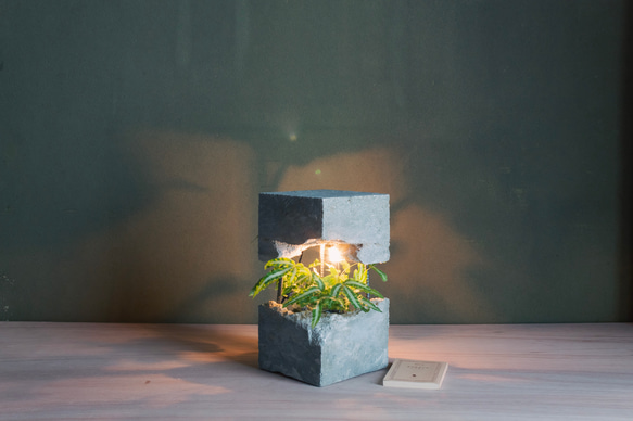 駅ビル」コンクリートの冷たさを夏の午後に、あたたかな光を夏の夜に