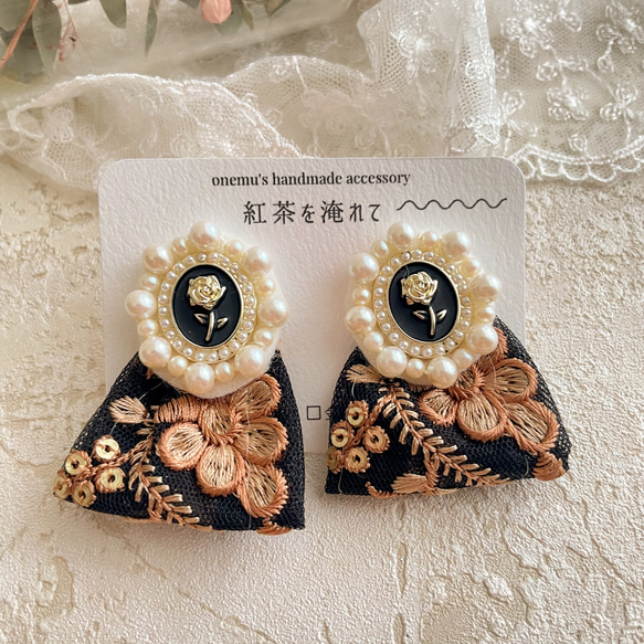 アンティークボタン風とインド刺繍リボンの耳飾り イヤリング