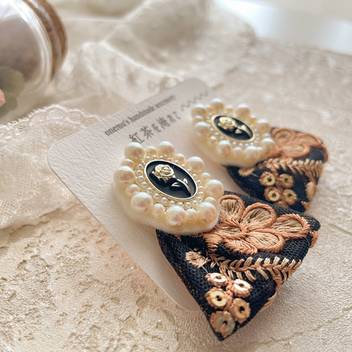 アンティークボタン風とインド刺繍リボンの耳飾り イヤリング