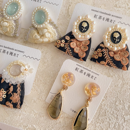 アンティークボタン風とインド刺繍リボンの耳飾り イヤリング