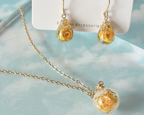 kawaii♡リトルウッズ蕾 雫レジン 薔薇 スワロ ピアス/イヤリング✩.*˚ creema限定】世界一最小 薔薇 ドライフラワー リトルウッズ 雫型ピアス