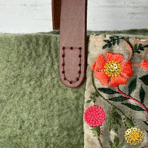 華やか刺繍のフェルトショルダーバック【グリーンシノワズリ