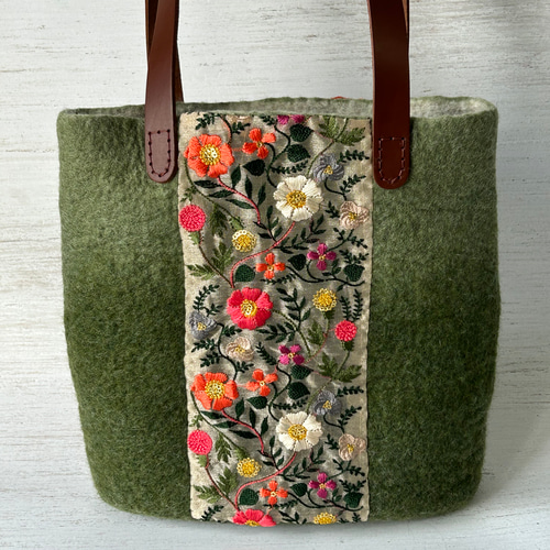 華やか刺繍のフェルトショルダーバック【グリーンシノワズリ