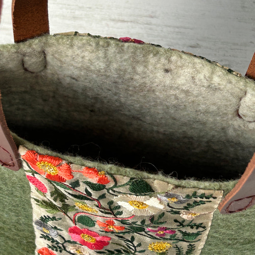 華やか刺繍のフェルトショルダーバック【グリーンシノワズリ