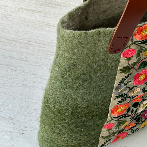 華やか刺繍のフェルトショルダーバック【グリーンシノワズリ