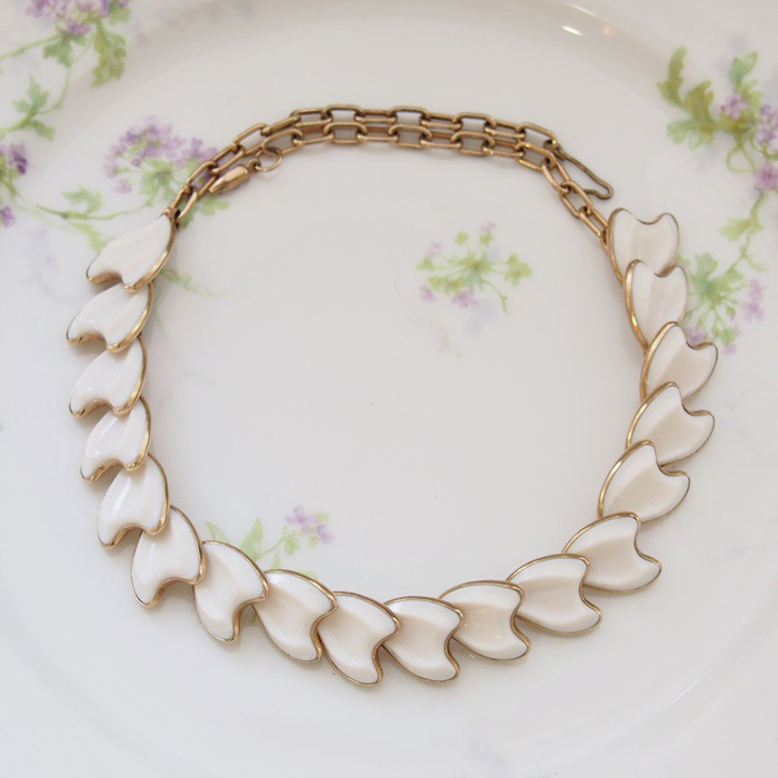 【ヴィンテージジュエリー】Unsigned Beauty　ゴールドトーン　ホワイトペタル　ネックレス CJ7227