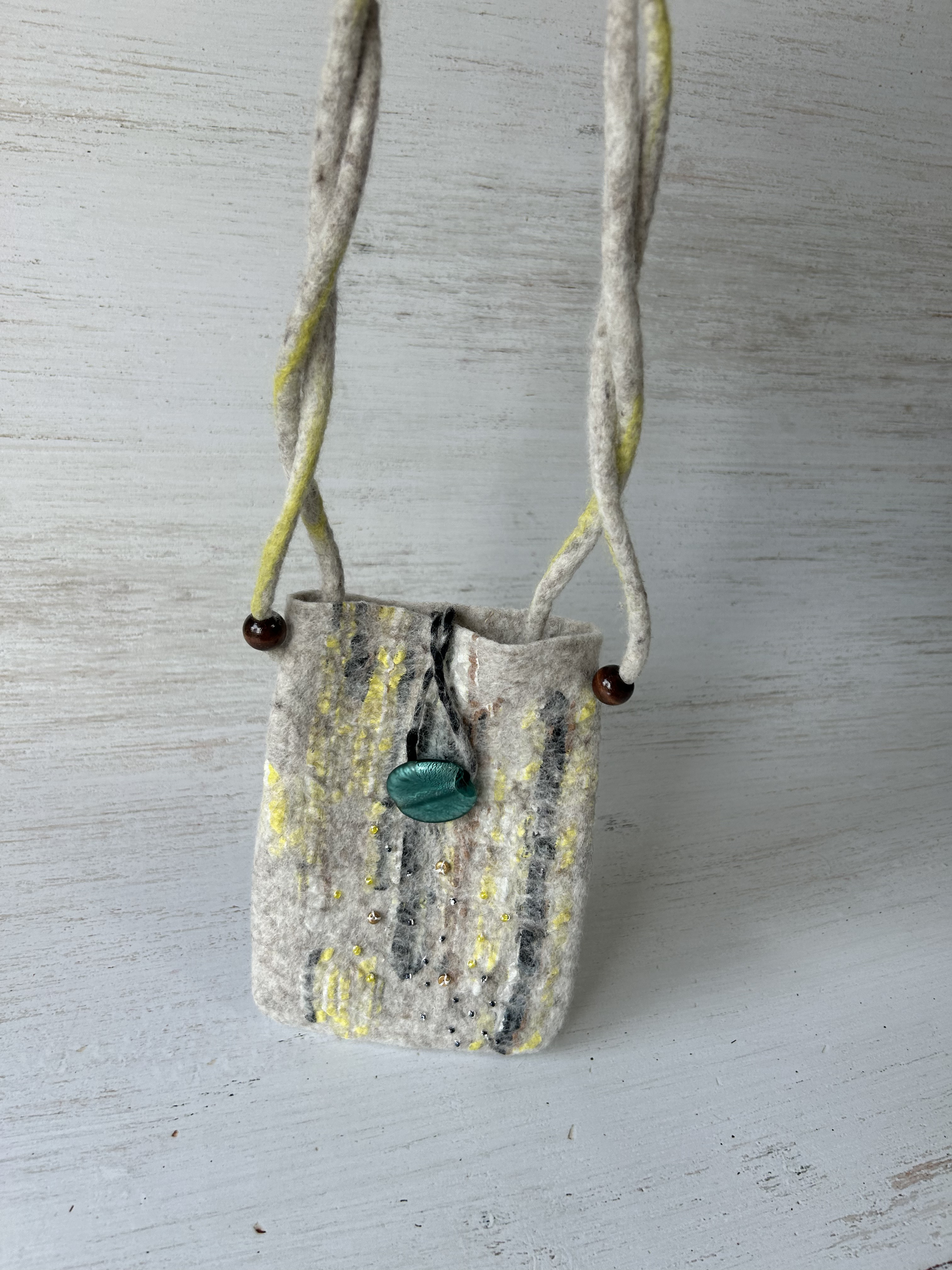 ヴェネツィア・トルコブルー布フェルトスマホポシェット|軽くて紐調節可能