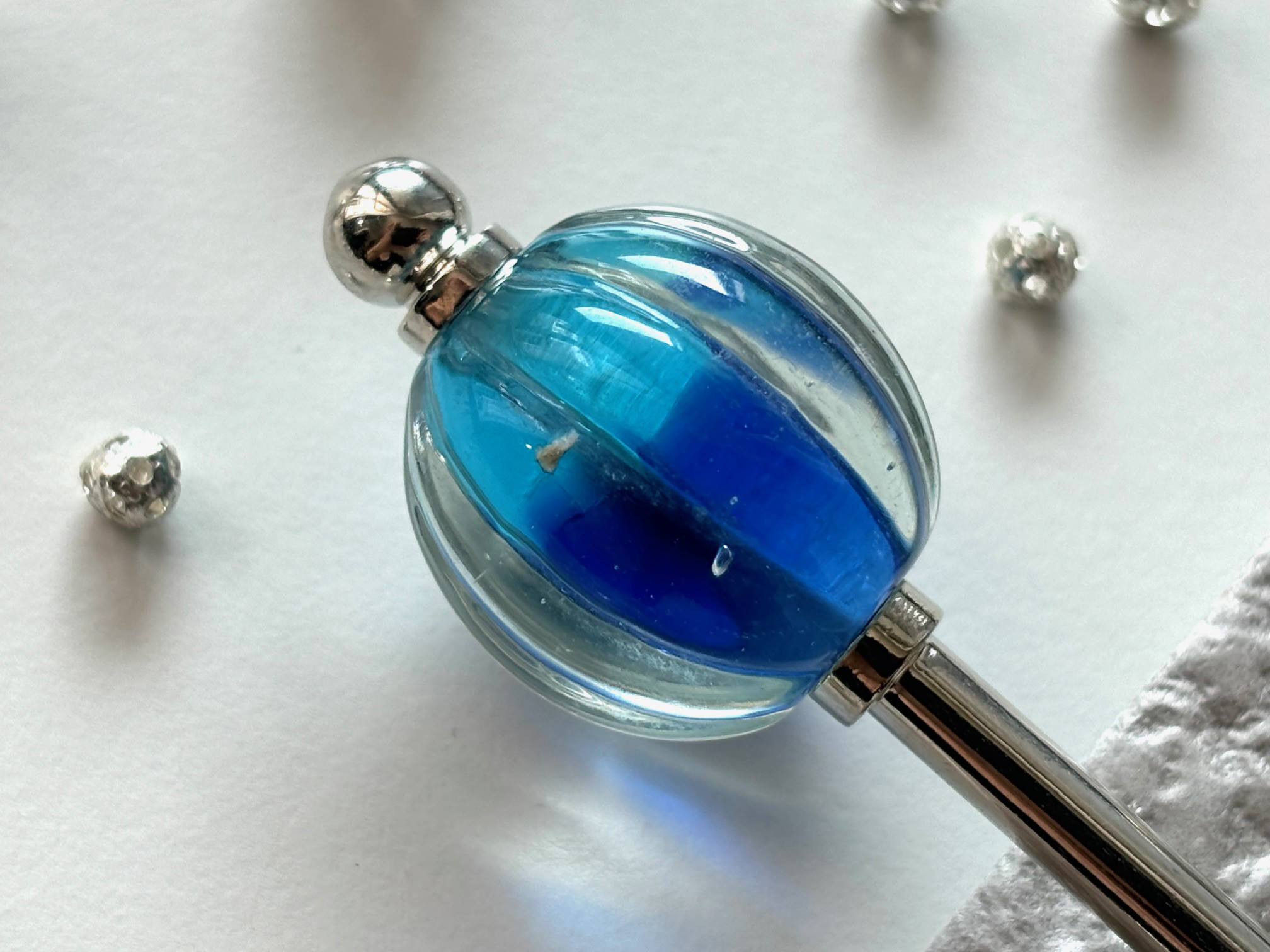 【訳あり・アウトレット品】かんざし　水色と青のグラデーションのとんぼ玉　一本挿し　一本簪　涼しげ　ブルー　夏