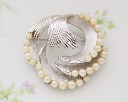ヴィンテージtrifari パール＆ストーン　ボタニカルブローチ Trifari（トリファリ）ブローチ「Flower Pearl Brooch」／ヴィンテージ