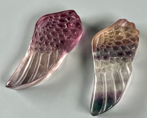高品質フローライト 天使の羽型 穴あき 同じ向き Tu499 天然石 pinky