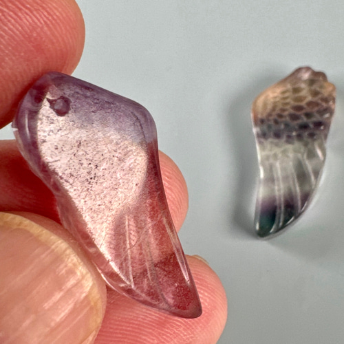 高品質フローライト 天使の羽型 穴あき 同じ向き Tu499 天然石 pinky
