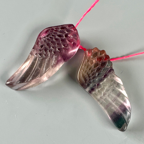 高品質フローライト 天使の羽型 穴あき 同じ向き Tu499 天然石 pinky