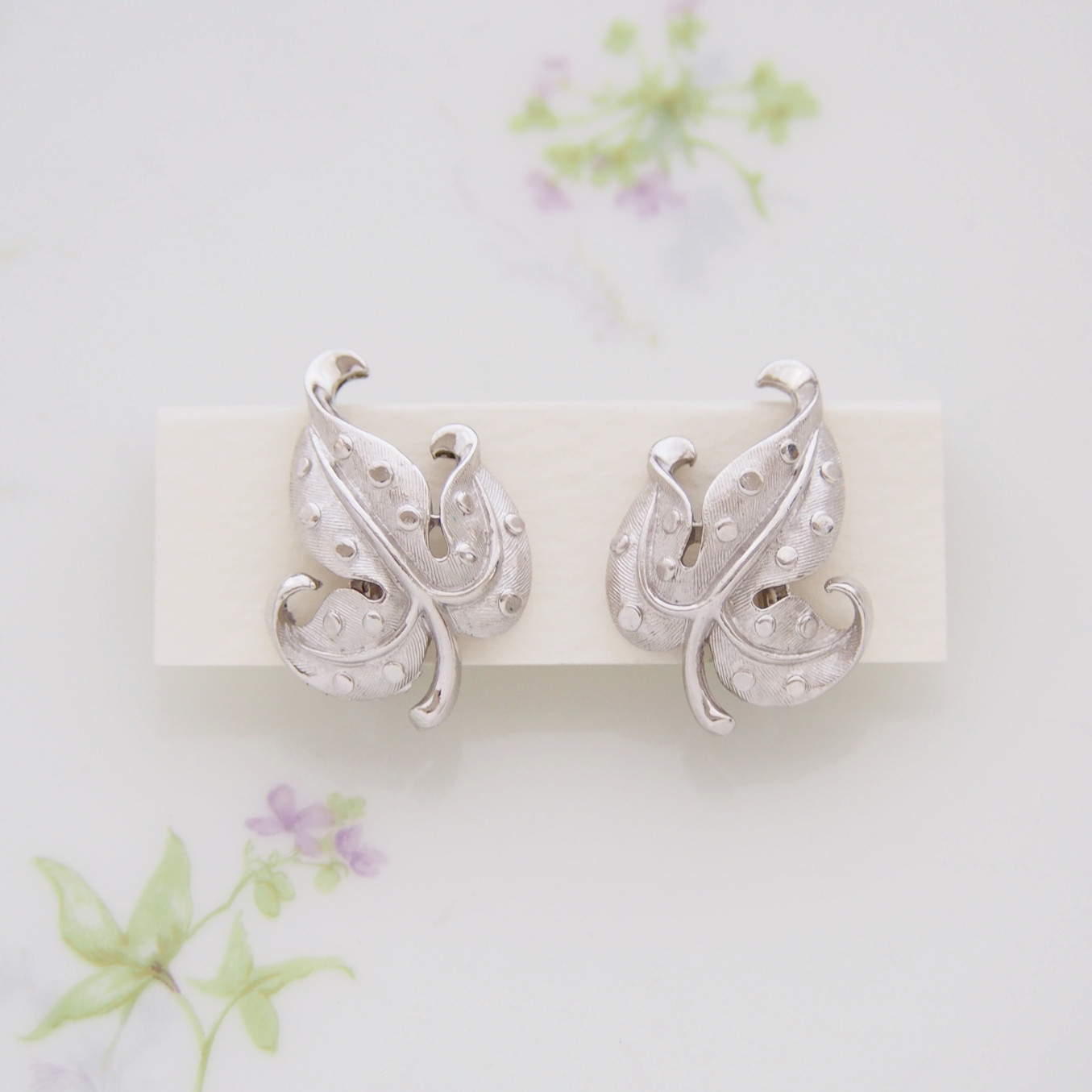 【ヴィンテージジュエリー】Trifari　トリファリ　シルバートーン　リーフ　ドット　イヤリング CJ7280G