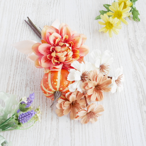 【美品】華やかなオレンジピンクの花束（アーティフィシャルフラワー）とブートニア オレンジダリアとかぼちゃのミニブーケ❀アーティフィシャル