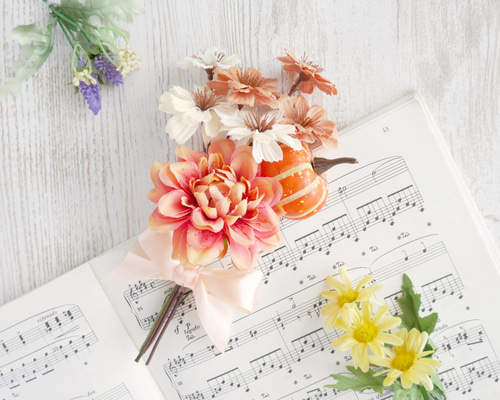 【美品】華やかなオレンジピンクの花束（アーティフィシャルフラワー）とブートニア オレンジダリアとかぼちゃのミニブーケ❀アーティフィシャル