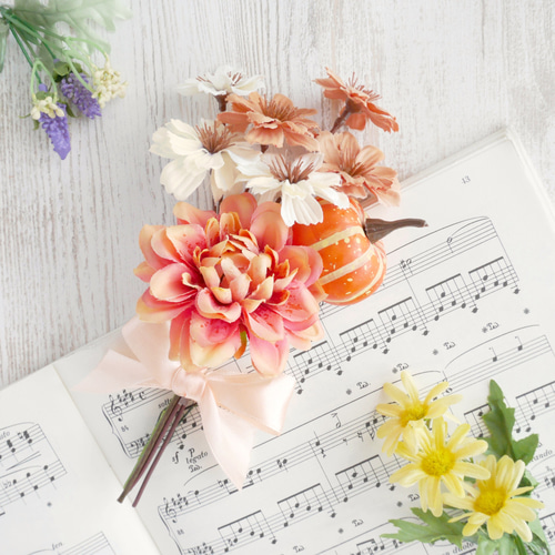 【美品】華やかなオレンジピンクの花束（アーティフィシャルフラワー）とブートニア ピンク×オレンジの華やかブーケ