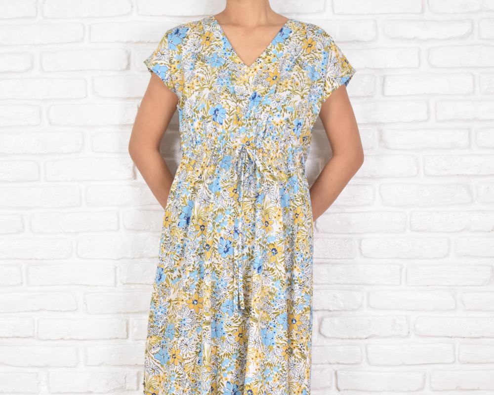 【大きいサイズ】花柄Vネックの大人のフリルワンピース　＜ブルー＞　コットン素材