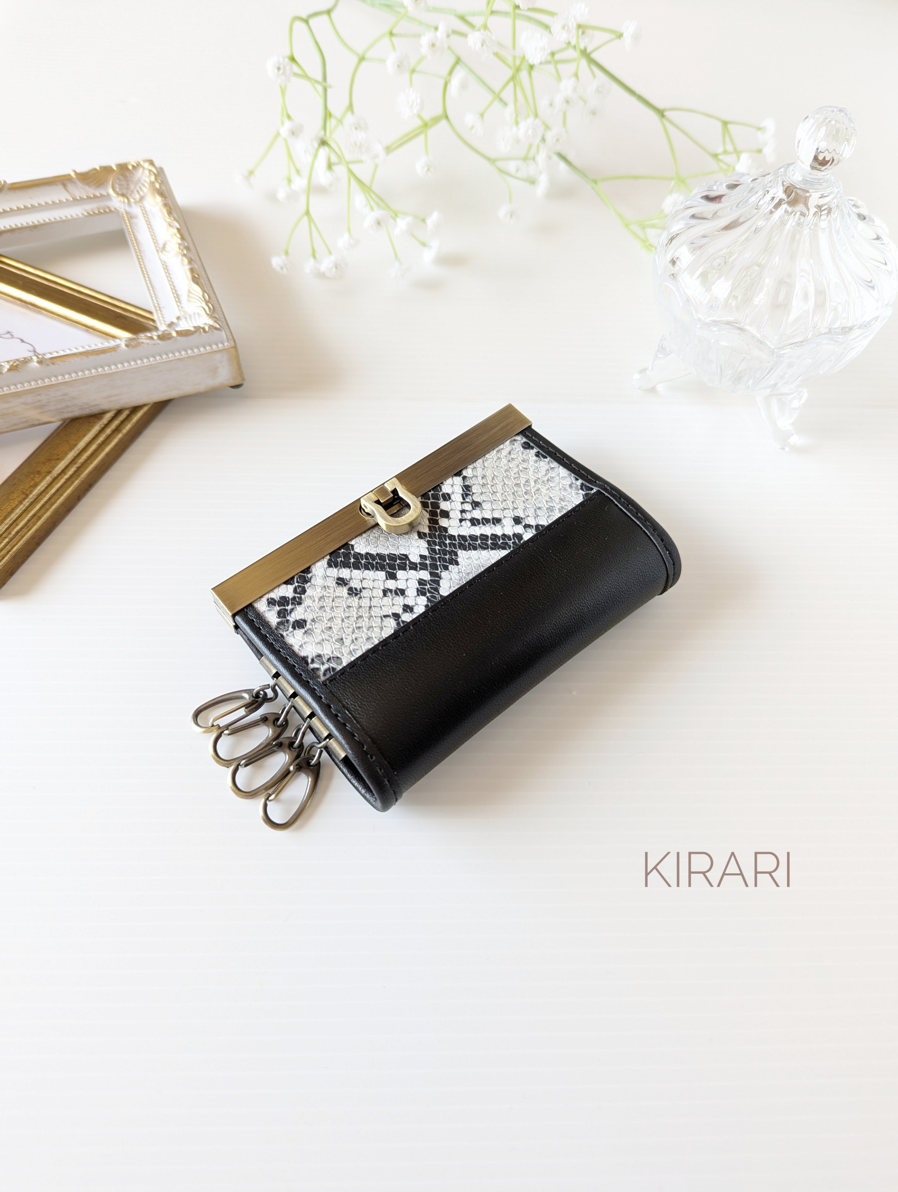 スマートキー&カード収納可　本革キーケース パイソン柄ピッグスキン×黒色本革 ｜Dカン・チェーンオプション 直線口金 4,277円