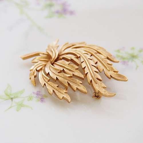 ヴィンテージジュエリー】Trifari トリファリ ゴールドトーン