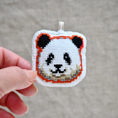 クロスステッチ刺繍のパンダのふっくらチャーム・キーホルダー