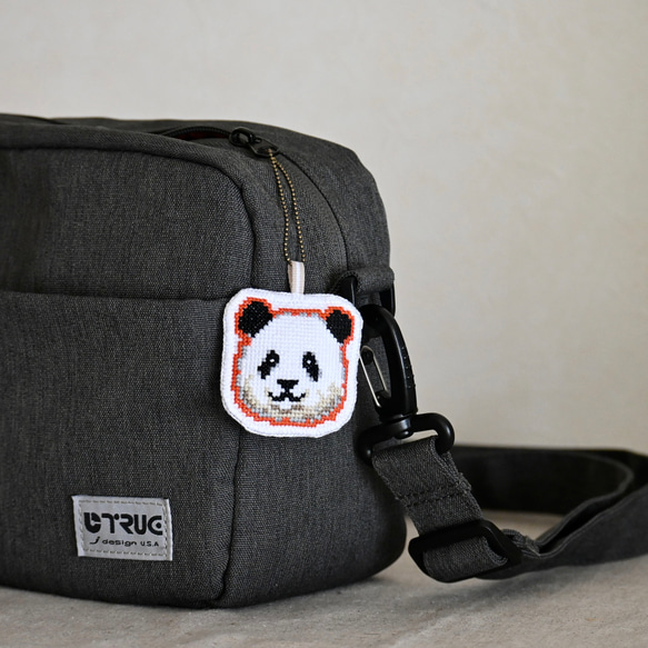 クロスステッチ刺繍のパンダのふっくらチャーム・キーホルダー
