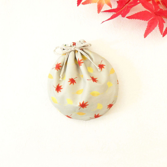 秋冬〈2way〉落ち葉柄のリバーシブル巾着（裏地：金木犀） 1枚目の画像