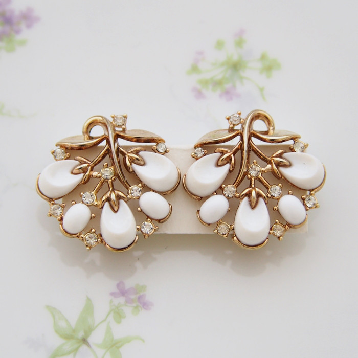 【ヴィンテージジュエリー】Trifariトリファリ ゴールドトーン ペブルビーチ ホワイト イヤリング CJ7360