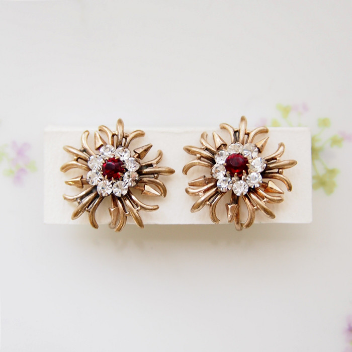 【ヴィンテージジュエリー】Unsigned ゴールドトーン レッド＆クリアラインストーン フラワーイヤリングCJ7501