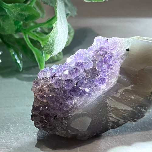 アメジスト クラスター 紫水晶 原石瑪瑙母岩高品質紫水晶カッサ195g