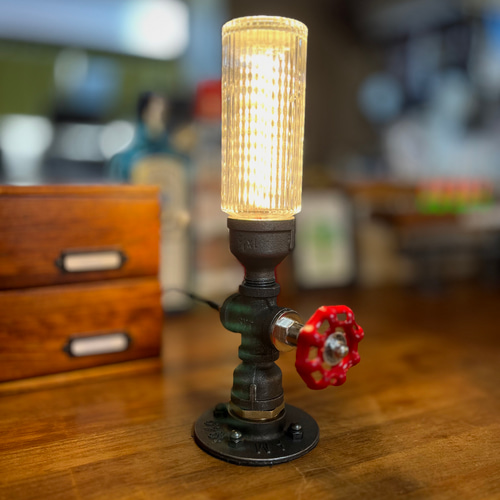 スチームパンクデザイン テーブルランプ 壁取り付け用にも変形可能です