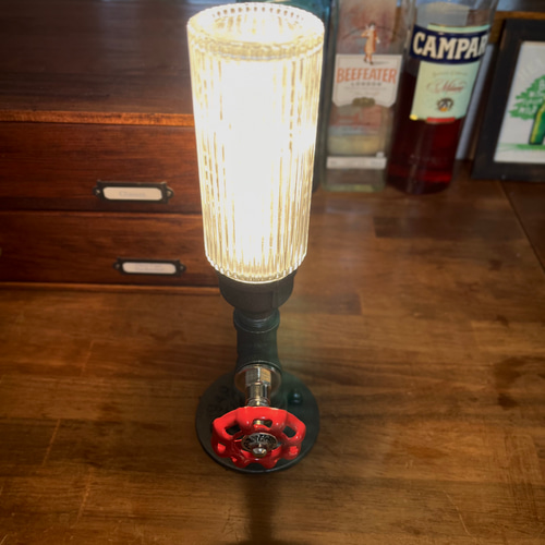 スチームパンクデザイン テーブルランプ 壁取り付け用にも変形可能です